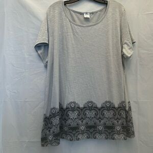 Moda Light Gray Short Sleeve Top with Black Pattern Sz 1X/16W-18W